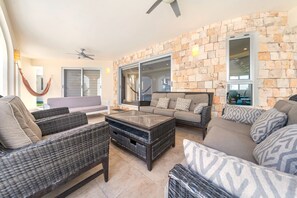 تلفزيون ذكي، كُتُب، ستيريو، مكتب