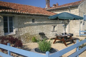 Outdoor dining - Fabulous Well Equipped Gite Complex with Swimming Pool and Games Room (Prinçay)