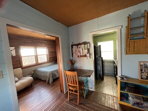 2 slaapkamers, een bureau, beddengoed