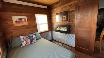 2 bedrooms, desk, bed sheets