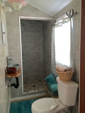 Een douche, handdoeken, toiletpapier