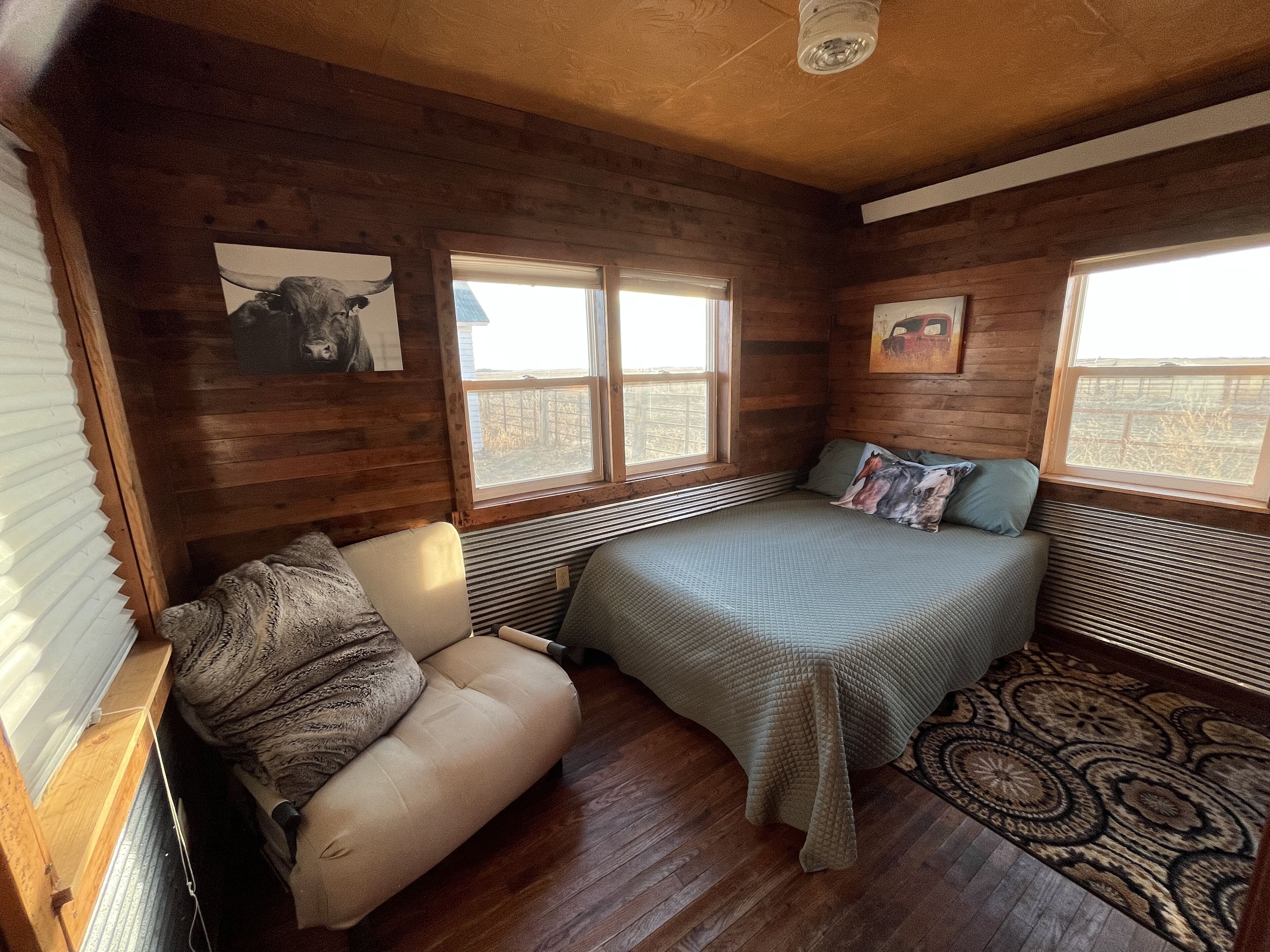 2 Schlafzimmer, Schreibtisch, Bettwäsche