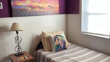 2 habitaciones, escritorio y ropa de cama