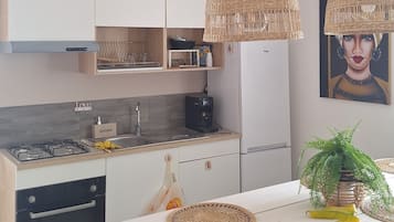 Frigorifero, microonde, forno, piano cottura