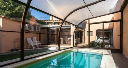 CASA ERNESTO. JARDÍN CON PISCINA, PORCHE Y GARAJE.