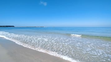 Beach nearby, sun-loungers, beach towels