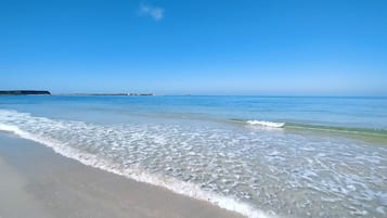 Una spiaggia nelle vicinanze, lettini da mare, teli da spiaggia