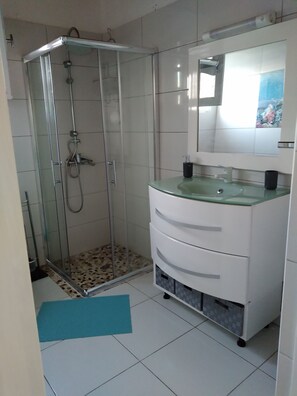 Dusche, Haartrockner, Handtücher, Toilettenpapier