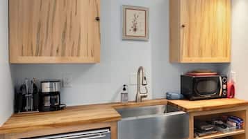 Refrigerador, cafetera y tetera y utensilios de cocina