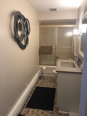 Duschwanne, Handtücher, Seife, Toilettenpapier