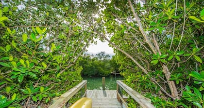 YKSITYINEN DOCK KANALASSA !! LUXURY-allas ja kuuma kylpyamme !! WALK TO PINE AVE !!