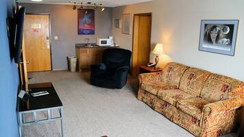 Standard Suite, 1 Bedroom, Non Smoking (Suite 1 - 215) | In-room safe, free WiFi