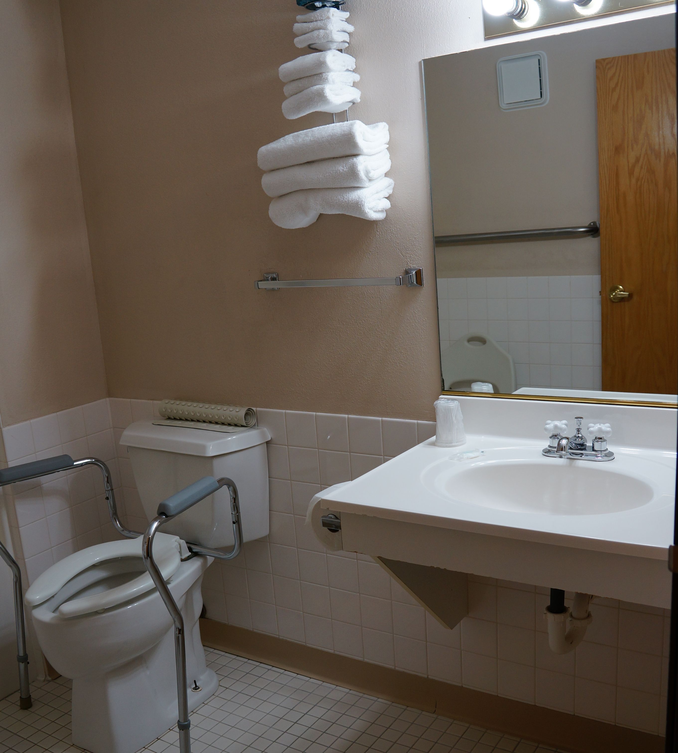 Standard Room, 1 Bedroom, Accessible, Non Smoking (ADA 1st Floor - SouthView Non Smoking) | In-room safe, free WiFi