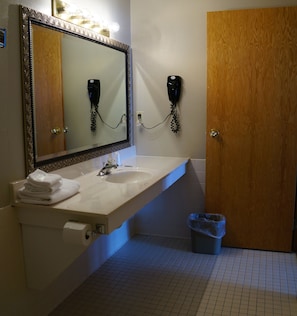 Suite est ándar, 1 habitación, para no fumadores (Suite 1 - 215) | Baño