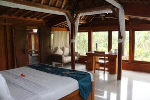 3 bedrooms, in-room safe, desk, iron/ironing board - A Calm & Beautiful 3 Bedrooms Villa in Ubud (Ubud)