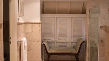 Quarto, 2 quartos, para não fumantes | Banheiro | Chuveiro, toalhas de banho
