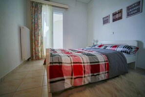 3 makuuhuonetta, työpöytä, äänieristys, silitysrauta/-lauta