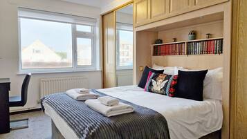 2 Schlafzimmer, BĂŒgeleisen/BĂŒgelbrett, WLAN, BettwĂ€sche