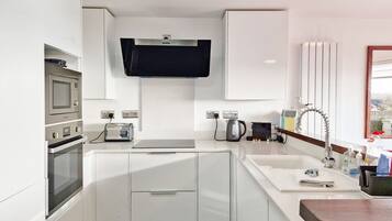 KĂŒhlschrank, Mikrowelle, Ofen, GeschirrspĂŒler