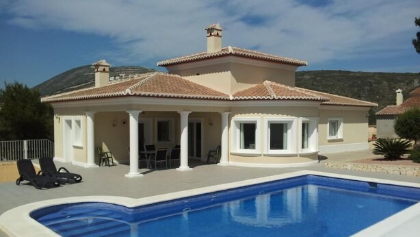 A two-story house with a swimming pool, a covered patio, and a mountain in the background. - Casa del Erizo: Moraira. (Moraira)