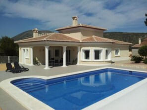 A two-story house with a swimming pool, a covered patio, and a mountain in the background. - Casa del Erizo: Moraira. (Moraira)