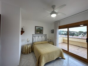 4 chambres, fer et planche à repasser, Wi-Fi, draps fournis