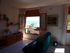 Televisión, chimenea, reproductor de DVD, mesa de ping pong