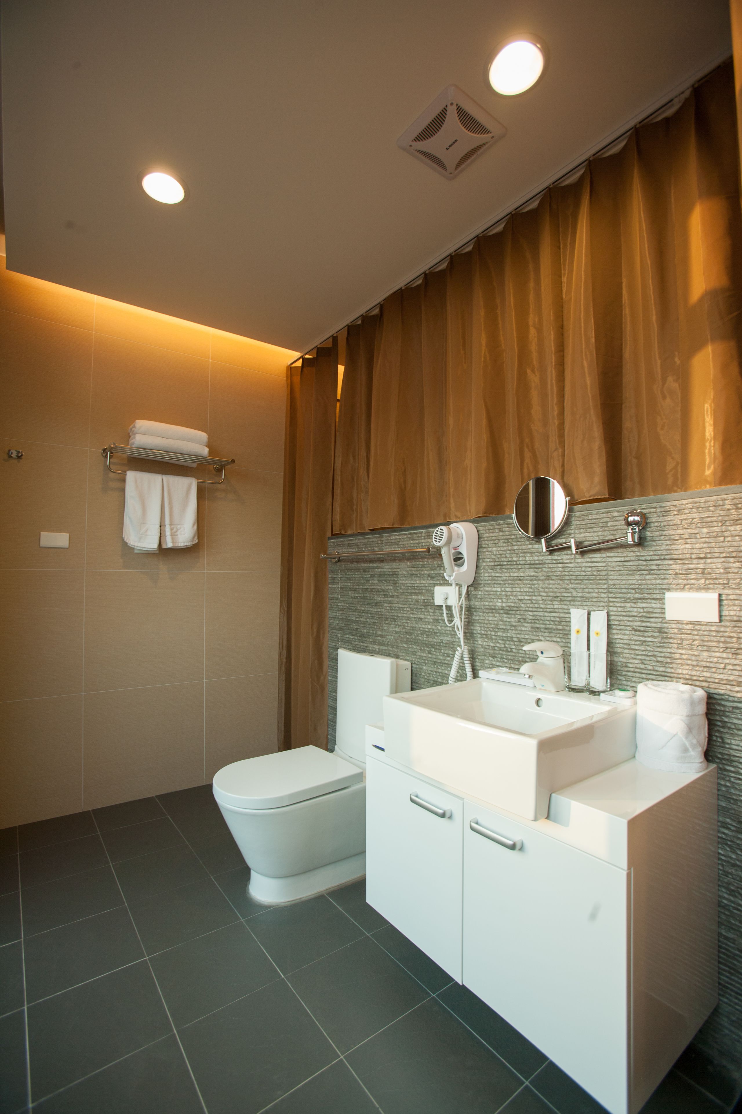 superior double or twin room, 1 queen bed, non smoking | bathroom | free toiletries, hair dryer, slippers, towels