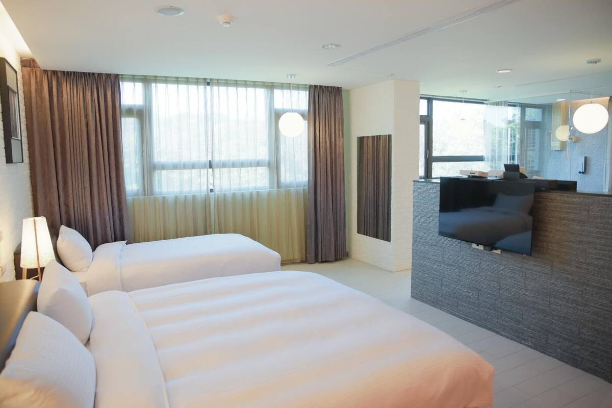 Superior Triple Room, Berbilang Katil, Non Smoking | Meja, langsir/tirai gelap terus, kalis bunyi, Wi-fi percuma