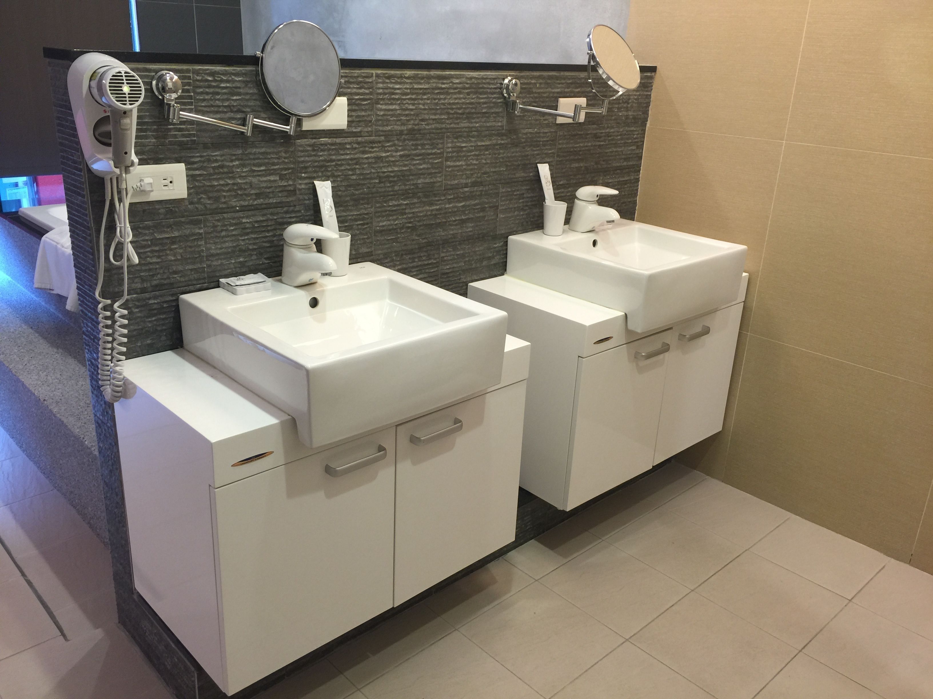 deluxe suite, 1 queen bed, non smoking | bathroom | free toiletries, hair dryer, slippers, towels