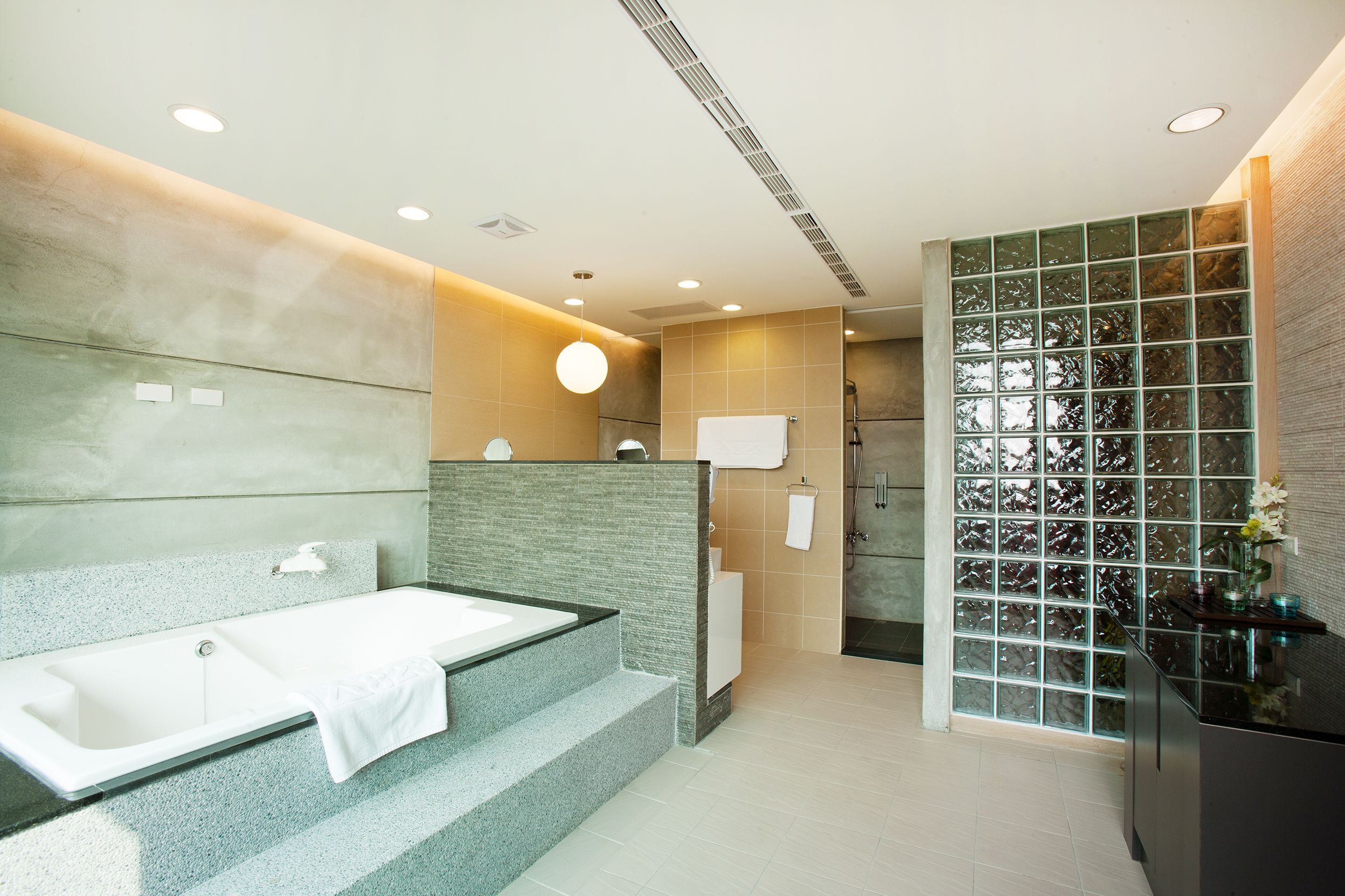 deluxe suite, 1 queen bed, non smoking | bathroom | free toiletries, hair dryer, slippers, towels