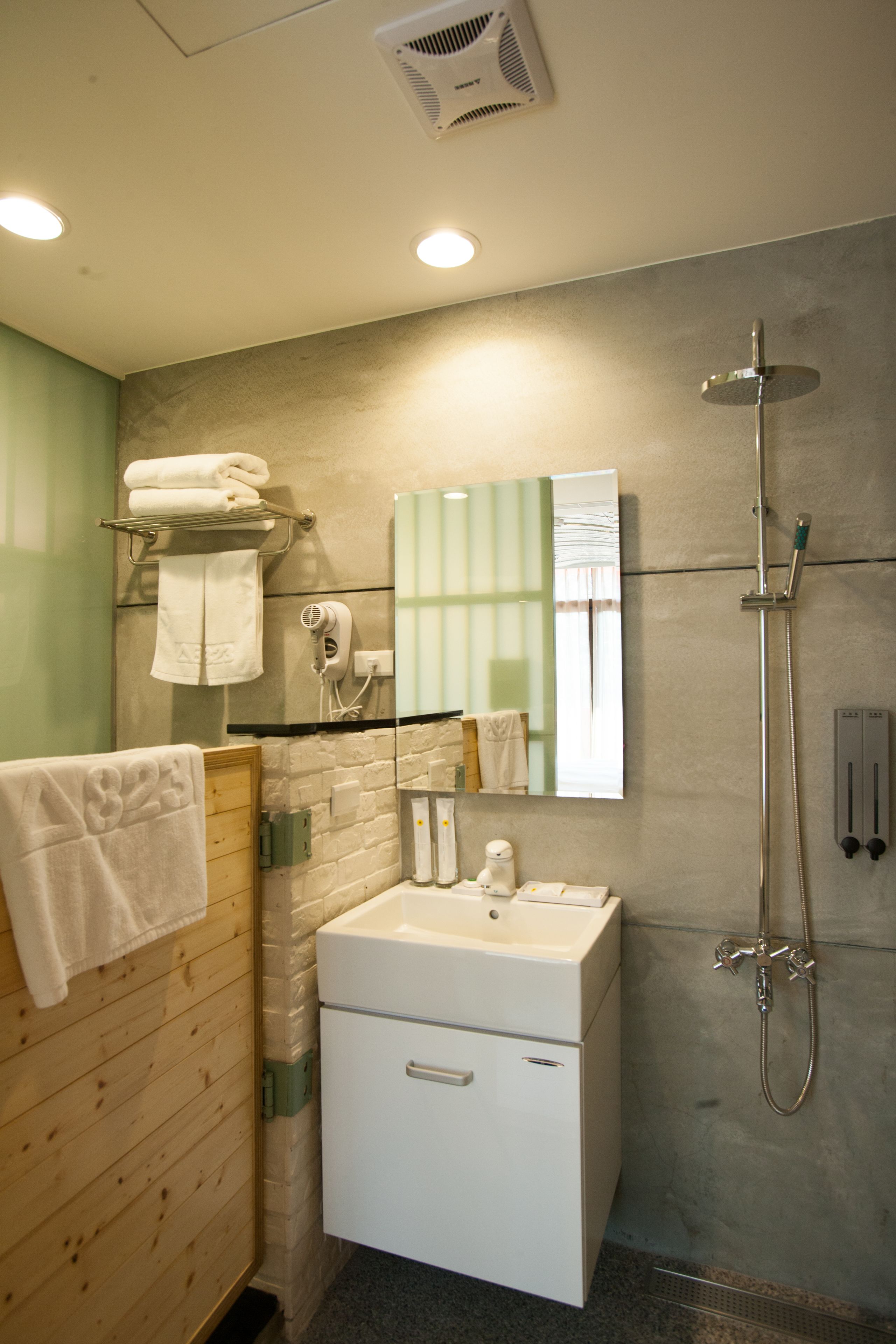 design double room, 1 queen bed, non smoking | bathroom | free toiletries, hair dryer, slippers, towels