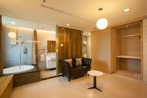Deluxe Suite, 1 Queen Bed, Non Smoking | Desk, blackout drapes, soundproofing, free WiFi