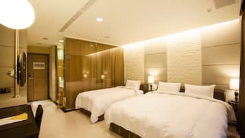 Phòng 3 dành cho gia đình, nhiều giường, không hút thuốc | Bàn, màn/rèm cản sáng, phòng cách âm