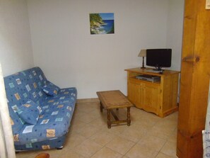 Fernseher, DVD-Player, Bücher, Stereoanlage