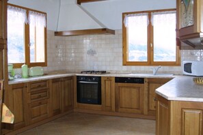 Kylskåp, mikrovågsugn, ugn och spishäll