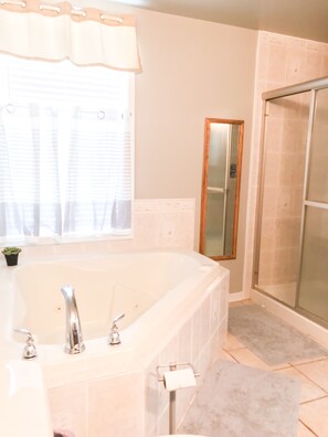 Badewanne, Whirlpool, Handtücher, Toilettenpapier
