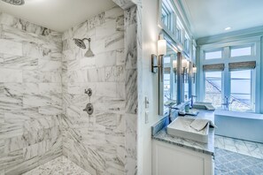 Combined shower/tub, hair dryer, towels