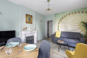 TV - Le Crazy - One Bedroom Apartment, Sleeps 4 (Rennes)