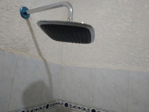 Ferienhaus, 2 Schlafzimmer, Nichtraucher | Badezimmer | Dusche, Regendusche, kostenlose Toilettenartikel, Handtücher