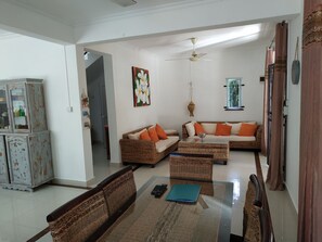 Villa, 3 habitaciones, no fumadores, vistas al jardín | Sala de estar | Televisión de pantalla plana de 32 pulgadas con canales por cable