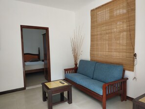 Habitación doble superior, no fumadores, vistas a la piscina | Zona de estar | Televisión de pantalla plana de 32 pulgadas con canales por cable