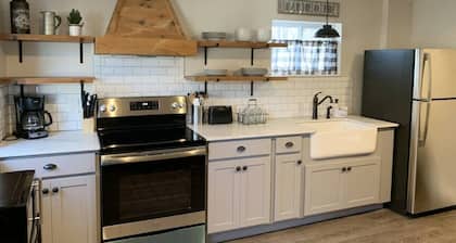 Chic Motel Farmhouse 2 Bed Motel Suite, A / C, Walk to the GOTL Strip!
