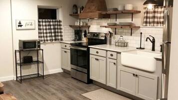 Réfrigérateur, micro-ondes, plaque de cuisson, cafetiÚre/bouilloire