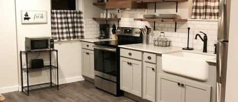 Réfrigérateur, four à micro-ondes, surface de cuisson, cafetiÚre-théiÚre