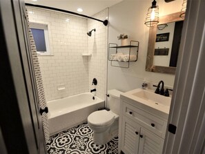 Hair dryer, towels, soap, shampoo - Farmhouse Suite #6, Walk to the Strip, A/C, Wi-Fi (Geneva)