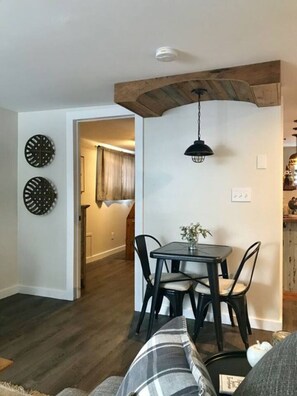 Dining - Farmhouse Suite #6, Walk to the Strip, A/C, Wi-Fi (Geneva)