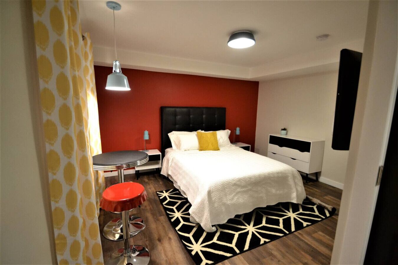 2 habitaciones, escritorio, tabla de planchar con plancha y wifi gratis 