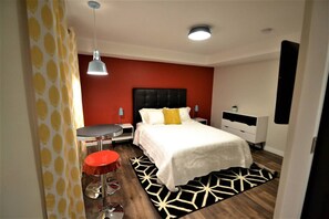 2 bedrooms, internet, bed sheets - Farmhouse Suite #6, Walk to the Strip, A/C, Wi-Fi (Geneva)