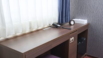 1 kamar tidur, seprai premium, selimut bulu angsa, dan meja kerja